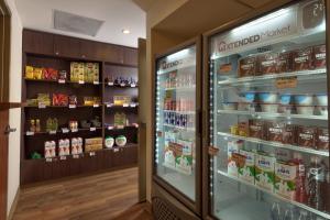 夸察夸尔科斯Extended Suites Coatzacoalcos Forum的一间储存着许多食物的冰箱的商店