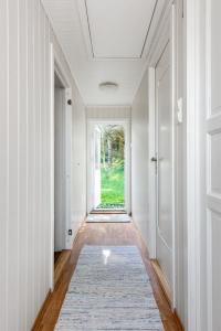奥勒松Flemsøy的一条空的走廊,有门和地毯