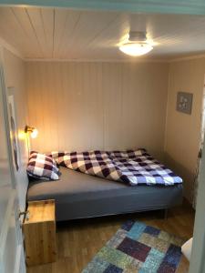 奥勒松Flemsøy的一间卧室配有一张带 ⁇ 子毯子的床