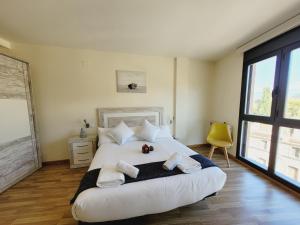 艾因萨AP Guest House Ainsa Pirineos的卧室配有带毛巾的大型白色床