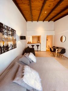 圣卡洛斯-德巴里洛切Tucuman Suite Bariloche的一间卧室配有一张大床和一张桌子
