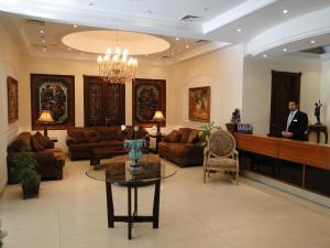 巴格达Shanasheel Palace Hotel的一个人站在大厅里,有等候室