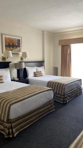 托雷翁扎弗拉酒店的酒店客房设有两张床和窗户。