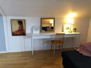 艾尔姆胡尔特Sofia Lägenhetshotell的客房设有带镜子和椅子的书桌