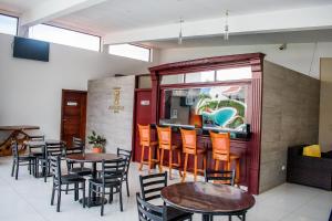 马那瓜Hotel Agualcas的一间在房间内配有桌椅的餐厅