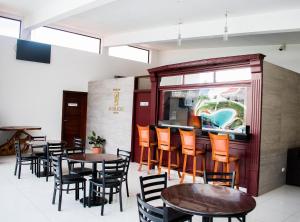 马那瓜Hotel Agualcas的餐厅设有桌椅和窗户。