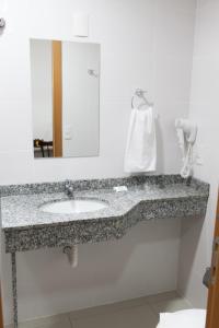 弗洛里亚诺波利斯Canasvieiras IN - HCI的一间带水槽和镜子的浴室