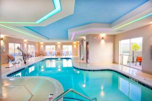 温泉城温泉城智选假日酒店的大型游泳池位于酒店客房内,