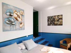 莫甘海滩Malibú Mogán Casa Vintage - Amazing sea/harbour view的卧室拥有蓝色和白色的墙壁,配有一张床