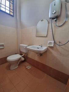 史里肯邦安D’Lestari Homestay的一间带卫生间和水槽的浴室