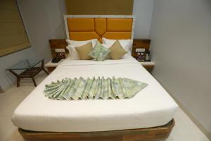 德瓦尔卡HOTEL THE GRANDLADHUKARA的一张床上有一大堆钱