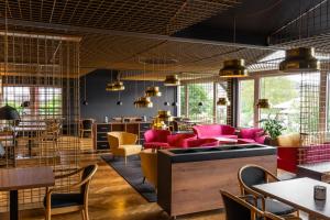 德拉塞尔斯里德Rock&Chill Hotel Falter的一间带粉红色椅子和桌子的餐厅
