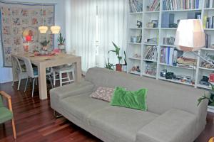 马托西纽什Apartamento Independente Praia & Porto - Limpo e Seguro的带沙发的客厅和用餐室