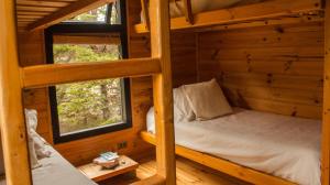 皮奇勒姆Loica的小木屋内带两张双层床的客房