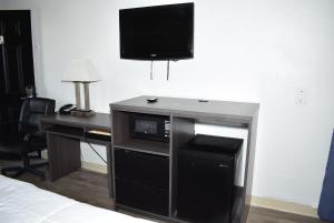 弗雷德里克斯堡弗雷德里克斯堡速8汽车旅馆的客房设有书桌、微波炉和电视。