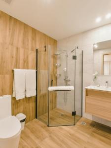 圣多明各Fully Serviced Apartment at Regatta Living - 9F的带淋浴、卫生间和盥洗盆的浴室