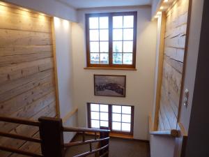 布科维纳-塔钱斯卡Willa Litka的楼梯,有三扇窗户和一堵木墙