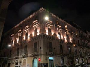 卡塔尼亚Zagara e Lumia的一座在晚上有灯的大建筑