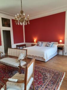 圣阿芒蒙特龙Maison Zola的一间卧室设有一张床和红色的墙壁