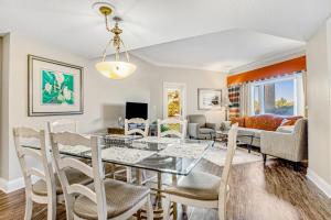 费南迪纳比奇255 Sandcastles的用餐室以及带桌椅的起居室。