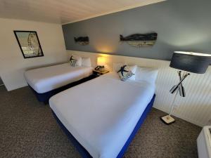 费尔菲尔德费尔菲尔德赛可酒店的配有白色床单的酒店客房内的两张床