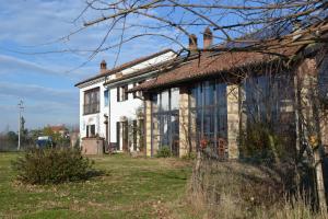 TerruggiaCascina Trapella的田野上带窗户的老房子