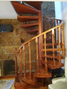 维亚纳堡Alojamento Local Ferros - Duplex的房屋内的木制螺旋楼梯