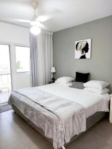 喀巴里特Ocean Palms - 1Bed 1Bth King Suite Condo的一间卧室配有一张大床和吊扇