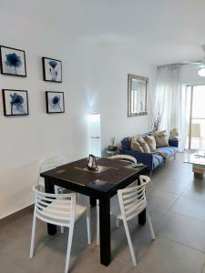 喀巴里特Ocean Palms - 1Bed 1Bth King Suite Condo的客厅配有桌椅和沙发