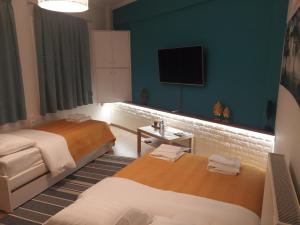 阿尔塔Korte Apartment 1的酒店客房设有两张床和一台平面电视。