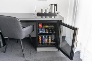 布拉格Port Karolina Luxury Residence的一张带镜子的桌子和一张带饮料的桌子