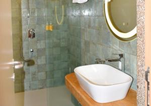 孟买Bloom Boutique - Bandra的浴室配有盥洗盆和带镜子的淋浴
