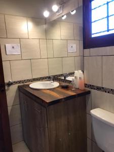 米娜克拉韦罗La Osadia Cabañas y Suites Solo Adultos的一间带水槽和卫生间的浴室