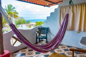 巴克里索莫雷诺港Royal Galápagos Inn的海景客房中的吊床