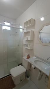 伊塔齐米林Dream House的浴室配有卫生间、盥洗盆和淋浴。