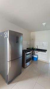 伊塔齐米林Dream House的厨房配有不锈钢冰箱和炉灶。