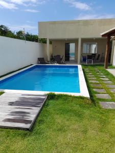 伊塔齐米林Dream House的一座房子后院的游泳池