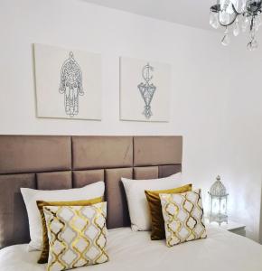霍夫多普B&B Apartment Amsterdam Schiphol Airport的一间卧室配有带金色和白色枕头的床