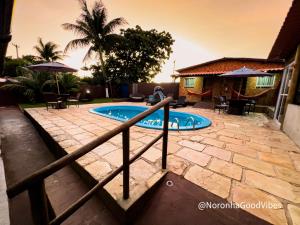 费尔南多 - 迪诺罗尼亚Noronha Good Vibes Hostel的一座房子后院的游泳池