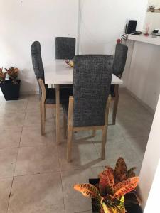 里奥阿查Donde Bris的餐桌、三把椅子和一张桌子