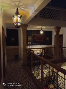 塞拉Riad Dar Badiaa的走廊上设有两个灯和一个楼梯