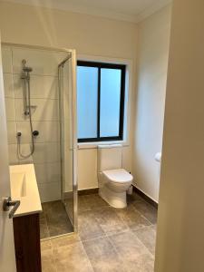 曼斯菲尔德内陆假日公园酒店的一间带卫生间和玻璃淋浴间的浴室