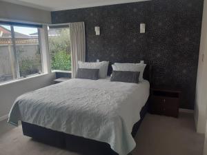 芒格努伊山Pavilion Beachfront Apartments的一间卧室设有一张大床和一个窗户。
