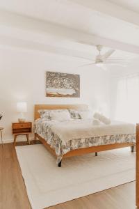 普林斯维尔Puamana Maluhia - Two Bedroom / Two Bath Condo的白色卧室设有床铺和白色天花板
