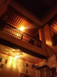 马拉喀什Hostel Kech Vibe的一座建筑,天花板上有一盏灯