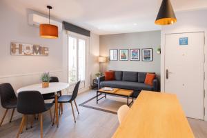 萨拉戈萨Apartamento Foro Romano的客厅配有沙发和桌子