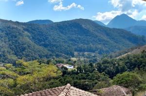 伊泰帕瓦Pousada Quinta do Alto的享有山谷的背景山景。