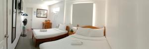 公主港阿莫尔之地宾馆的一间卧室设有两张床和窗户。