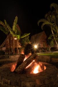卢那欢纳拉宫费昂扎酒店的夜晚在房子前面的火坑