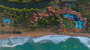 尼甘布海豚俱乐部酒店的海滩上的度假村的空中景致